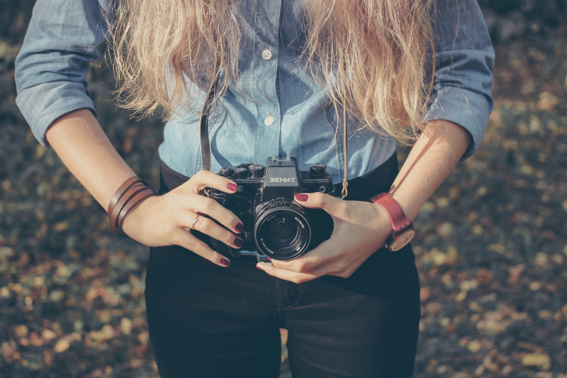 photographe-TOURVES-min_hand-person-girl-woman-camera-photography-614-pxhere.com